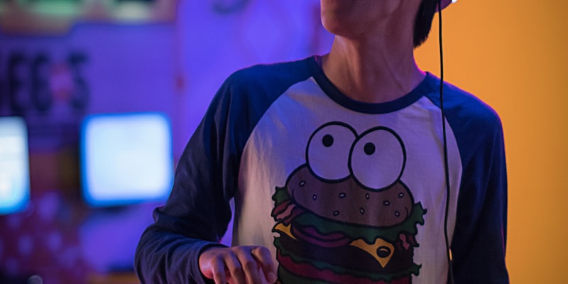 IM电竞玩家部落社区互动场景，玩家们正在热烈讨论赛事战况